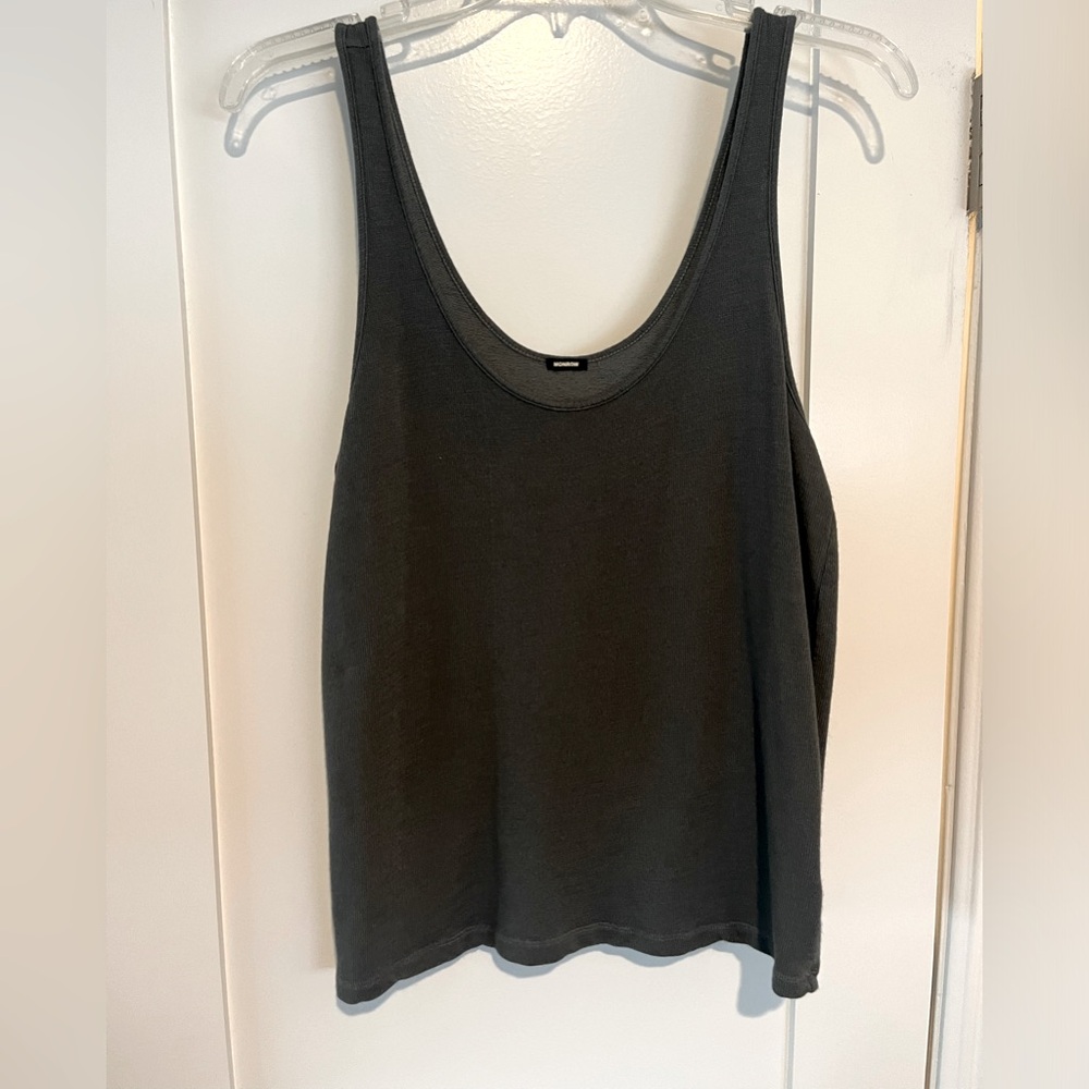 Super cute green Monrow tank